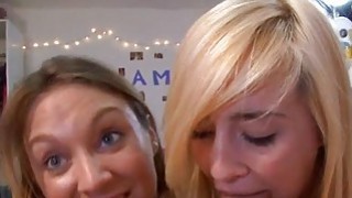 Wwwxxxxw - Horny honeys are sucking rod simultaneously tube porn video