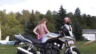 Gadis remaja cerita amatir Gadis muda pengendara motor gadis