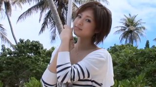 Cewek cekikikan Miyu Oriyama berjalan di sepanjang pantai dan menunjukkan tubuhnya yang indah