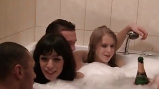 Video pesta telanjang keren dengan group sex