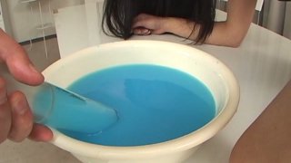 Pelacur panas Jepang Kyoka Ishiguro memoles anusnya dengan dildo dengan penuh semangat