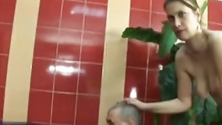 Seorang pria bersenjata meniduri seorang bayi muda di bak mandi