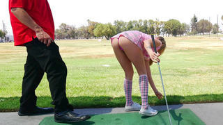 Karla Kush menggoda instruktur golfnya dengan rok pendeknya