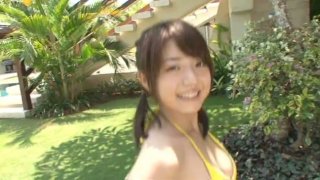 Remaja Jepang Shizuka Nakamura sedang mencuci kamar mandi