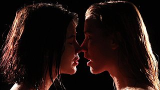 Lesbian basah bercinta dalam gelap