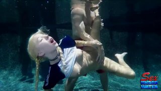 Remaja berambut pirang mungil Kenzie Reeves menikmati seks bawah air keriting panas