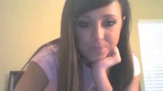 Brunette berambut pirang malas tapi seksi berpose di webcam