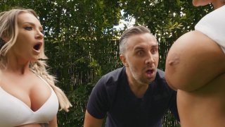 Big Titty League Football: atlet dengan juggs extravaganza