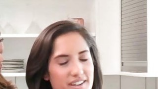 Ariella Ferrera membuka baju Chloe Amour dan menjilat vaginanya remaja yang manis