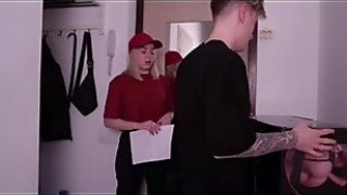 Delivery man fucked for receiving a heavy package3kmo