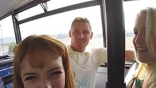 Anna dan Lola naik bus dan di sana difilmkan threesome jahat mereka