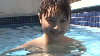 Manis Angelic Jepang Akiho Yoshizawa berkedip payudaranya di kolam renang
