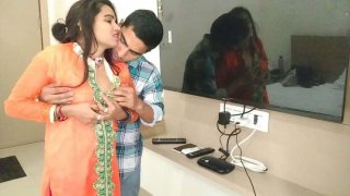 Bhabhi India kacau keras oleh mekanik TV - desi seks kasar buatan sendiri