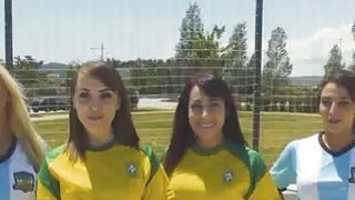 Pelatih meniduri empat anak ayam sepak bola di video