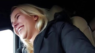 Manis rambut pirang Nikky Dream mendapat vaginanya kacau di dalam mobil