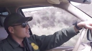 Pelacur licik mencoba untuk melewati perbatasan secara ilegal