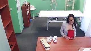 Pasien langsing melakukan dokter kontol di kantor