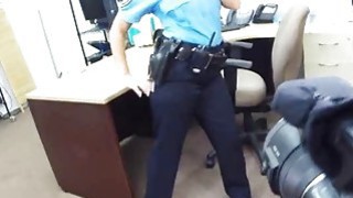 Petugas polisi Busty menggadaikan senjatanya dan bercinta dengan bidak lelaki