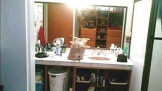 Ibu seksi saya menangkap spycam saya di kamar mandi