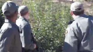 Petugas perbatasan hitam membentang vagina Latin rampasan manis