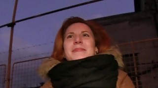 Si rambut merah Ceko menabrak mobil di depan umum