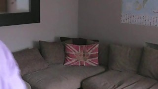 Pengecoran antar-ras Inggris di sofa