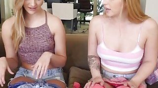 Dua anak ayam seksi mencoba pakaian dalam baru dan menikmati petualangan lesbian yang panas