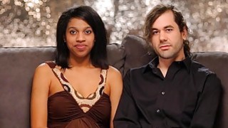 Pasangan mencari pasangan yang cocok untuk pengalaman threesome