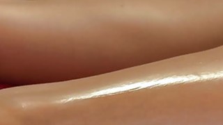 Tukang pijat telanjang memberikan pijatan untuk pirang seksi