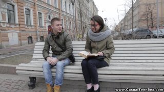 Pelajar Rusia amatir Iza melakukan cumshots dengan kacamata