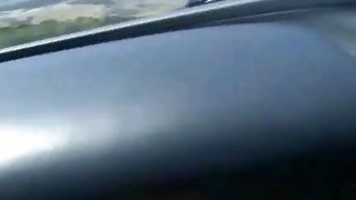 Remaja pirang cantik menggosok payudara dan vagina di dalam mobil