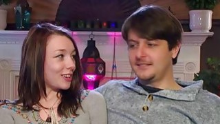 Pasangan muda pergi ke pesta swinger untuk pertama kalinya