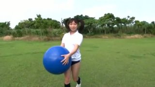Gadis olahraga Jepang Riho Aitani berpose di kamera