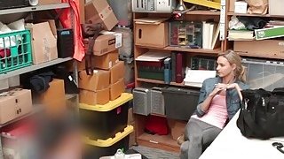 Pencuri remaja pirang mengendarai boner panjang di kantor
