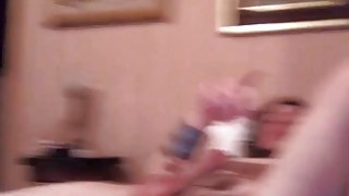 Brunette camgirl bermain dengan ayam pacarnya di webcam