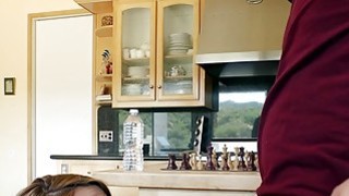 Penipu pirang mengisap kontol di dapur