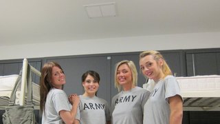 Gadis-gadis tentara terangsang saling melahap satu sama lain