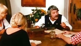 Lelaki tua bertani menyenangkan berambut pirang di atas meja makannya
