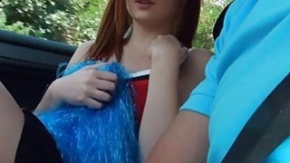 Pemandu sorak remaja berambut merah Eva Berger twat bercinta di dalam mobil